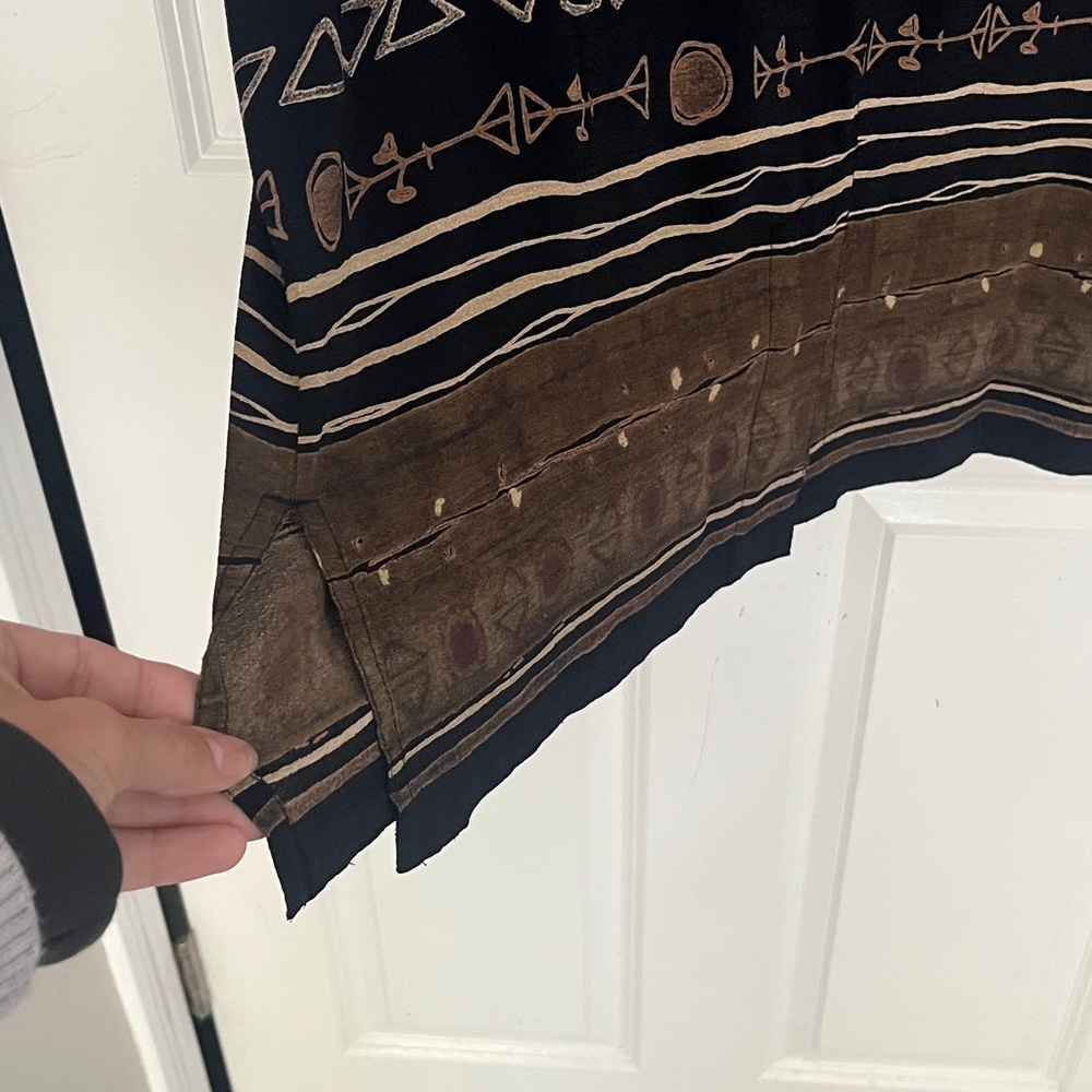 Chico's Vintage Black, Brown Tribal Patterned Button Down Shirt size 2 = Large - Picture 9 of 10